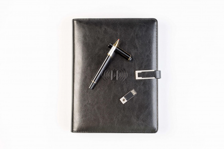 Книга Щоденник з бездротовою зарядкою Powerbank та флешкою 16 Гб чорний еко шкіра