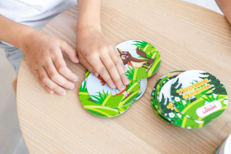 Книга Гра-викриття настільна "Загублені у казках", тубус маленький